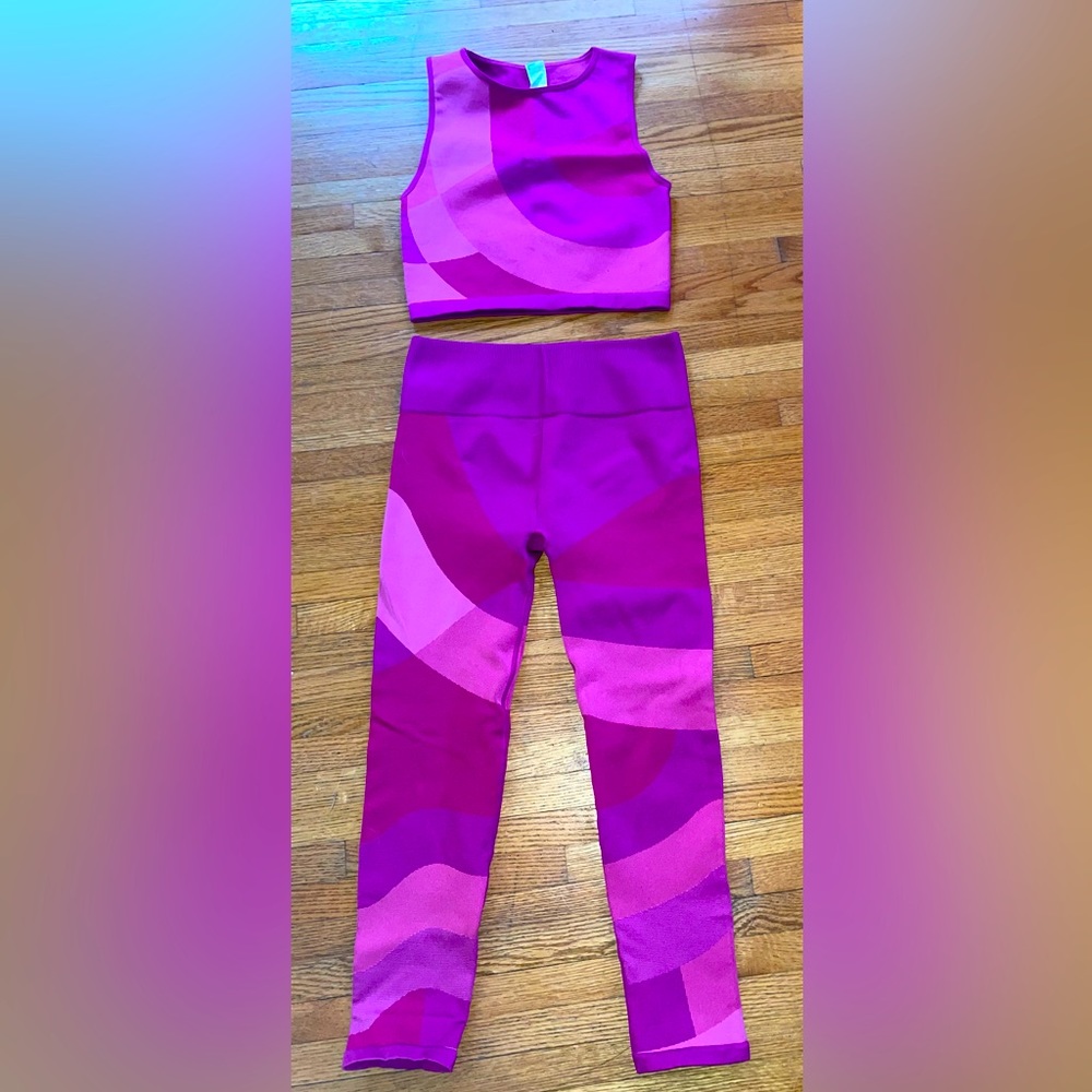 Sports bra and leggings workout clothes